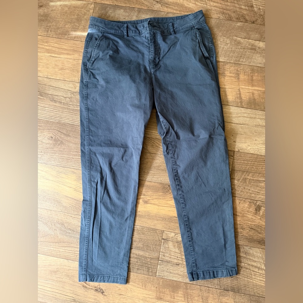 Eddie Bauer Wome’s Blue Chino Pants. Size 10